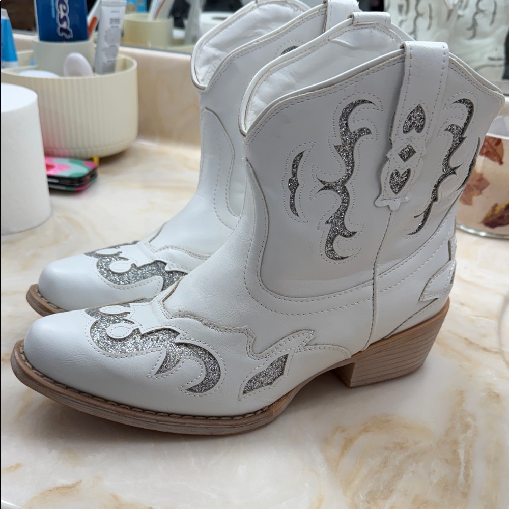 Pierre Dumas White Ankle Boots with Silver Details